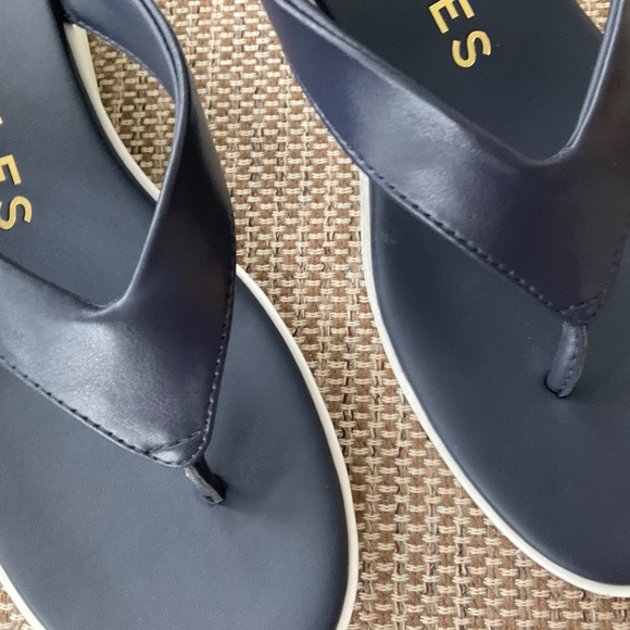 Aerosols flip flops. Size 9. Navy - Picture 4 of 9